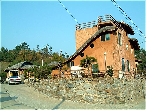 사목가 들어서는 초입. 그저 식당과 민박으로만 표기되어 있다. 